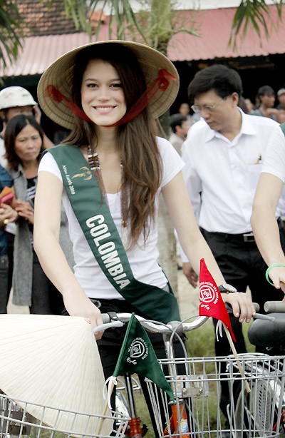 Hoa hậu Colombia đội nón lá tại Hoa hậu Hoàn Vũ 2008 tổ chức tại Nha Trang, Việt Nam.